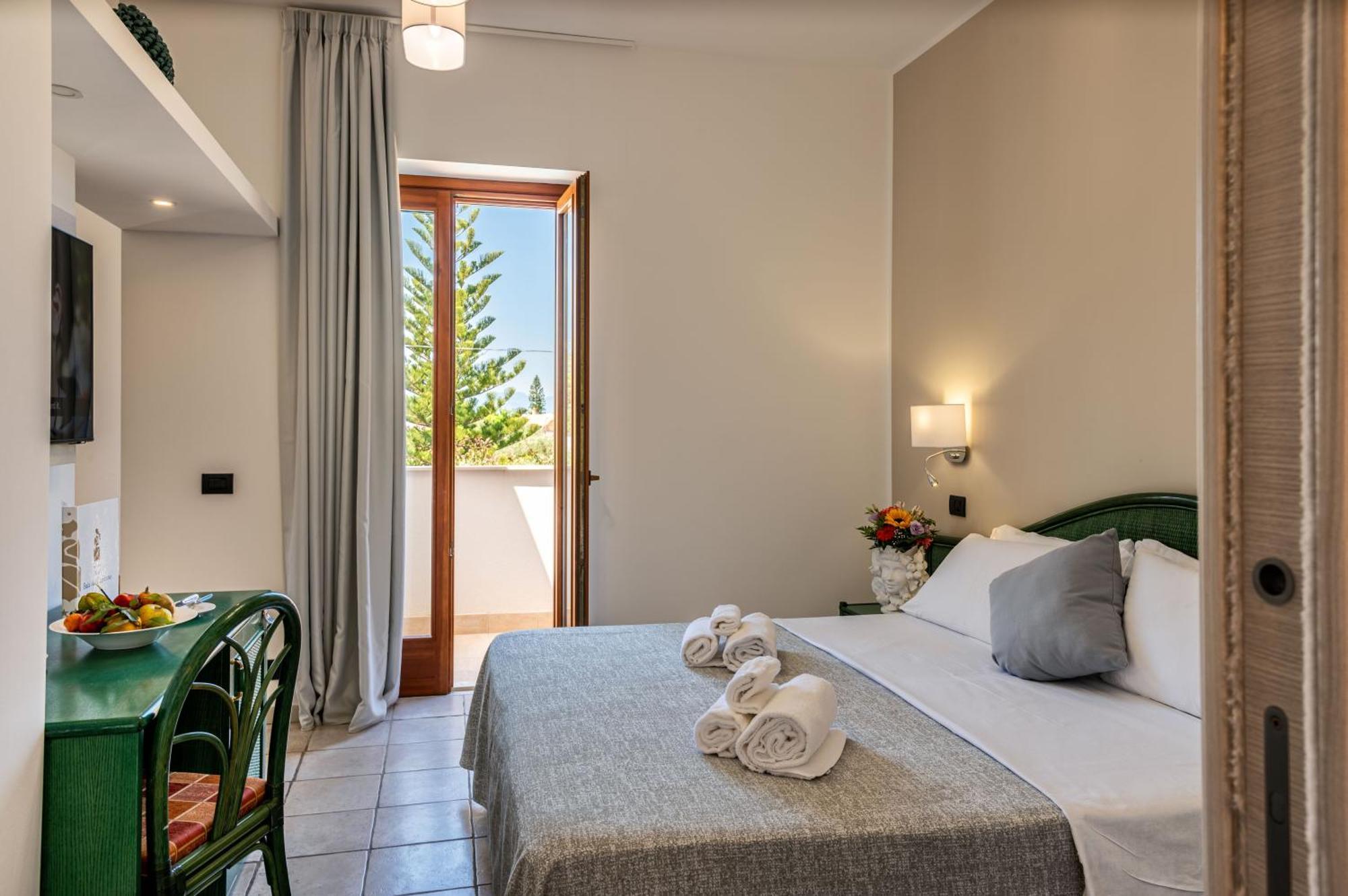 Hotel Baia Del Capitano Cefalu Exterior photo